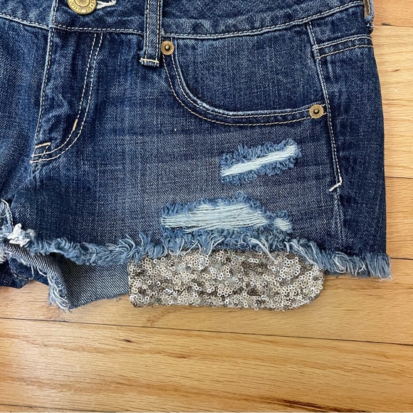 American Eagle Destroyed Gold Sequined Pockets Denim Blue Cut Off Shorts Size 4 - Picture 2 of 8